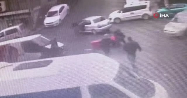 İstanbul’da motosikletli kuryenin yaşadığı kaza kamerada