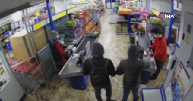 İstanbul’da silahlı market soygunu kamerada