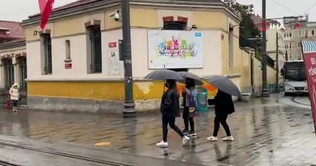 İstanbul’da yağmur etkili oldu, Taksim Meydan ve İstiklal Caddesi boş kaldı