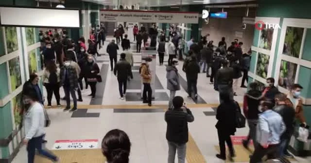 İstanbul metrosunda arıza: Sosyal mesafe unutuldu
