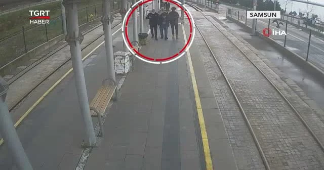 İstasyonda yaşanan kalp krizi kamerada