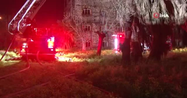İzmir’de 4 katlı tarihi binada yangın