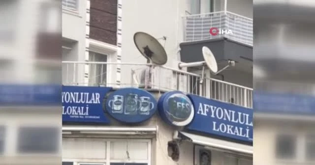 İzmir'de alkollü bir kişi, balkondan esnafa balta fırlattı