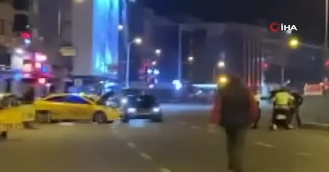 Kadıköy’de kazaya karışan şahısların yol ortasında kavgası