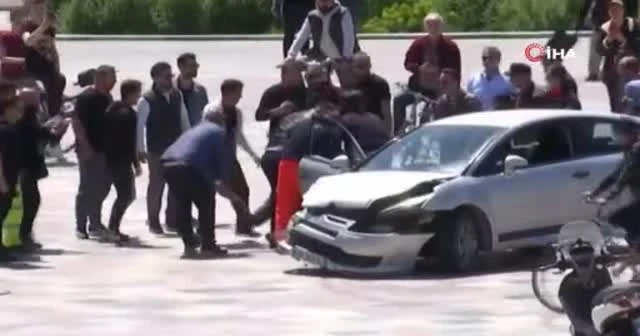 Kalabalığın arasına dalan aracı, uçan tekme atarak durdurdu