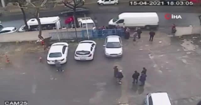 Kamyonetin yayaya çarptığı feci kaza kamerada