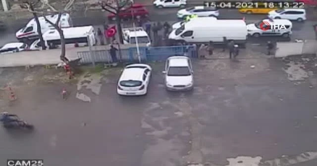 Kamyonetin yayaya çarptığı feci kaza kamerada