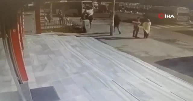 Karşıya geçerken minibüsün altında kaldığı anlar kamerada