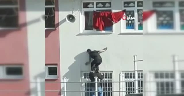 Katlanan bayrağı düzeltirken kendilerini tehlikeye attılar