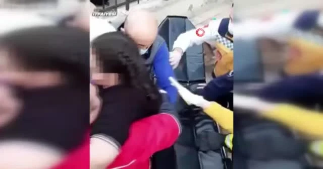 Koluna demir parmaklık saplanan çocuğu itfaiyenin kurtarma operasyonu kamerada