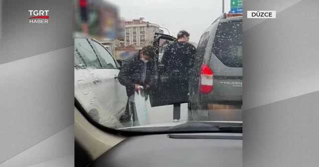 Mendil satarken üşüyen çocuğa montunu verdi