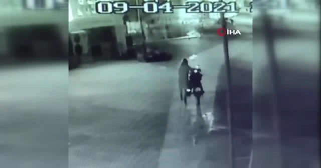 Motorcu kıyafetli motosiklet hırsızı kamerada