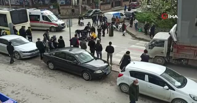 Motosiklet yayaya çarptı, yaralıların imdadına vatandaşlar yetişti