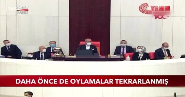 Mustafa Şentop masaya yumruğunu vurmuş