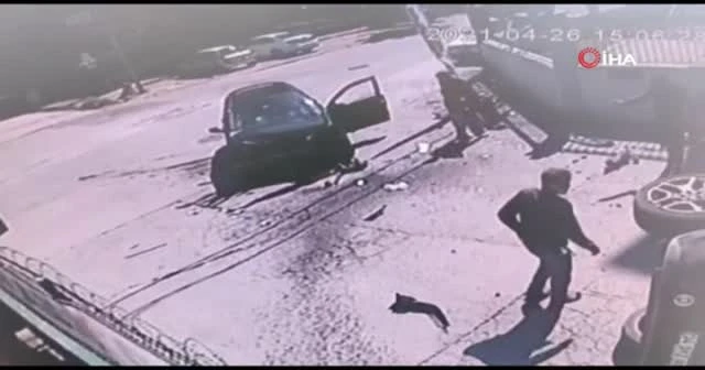 Otomobilin çarptığı cip devrildi: O anlar kamerada