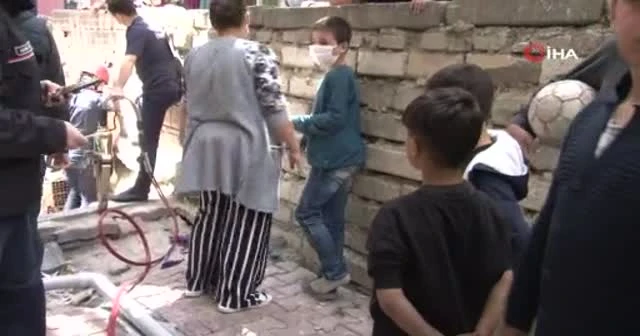 Oyun oynarken iki duvarın arasında sıkıştı