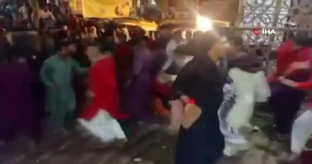 Pakistan’da türbelerin kapatılması nedeni ile halk polisle çatıştı: 5 yaralı
