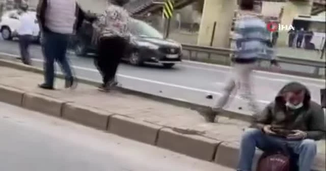 Pendik'te otomobil ile minibüs çarpıştı
