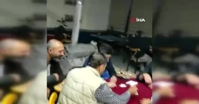Polisi karşısında gördü, iskambil oynamaya devam etti