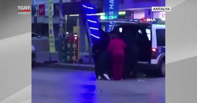 Polisin bacak arasına tekme attı