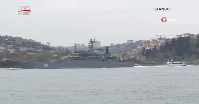 Rus savaş gemileri Boğaz'dan geçti