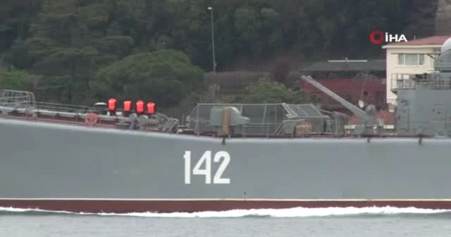 Rus savaş gemisi İstanbul Boğazı’ndan geçti