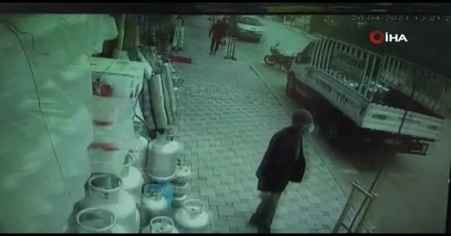 Rüzgarın uçurduğu çatının altında kalmaktan son anda kurtuldular