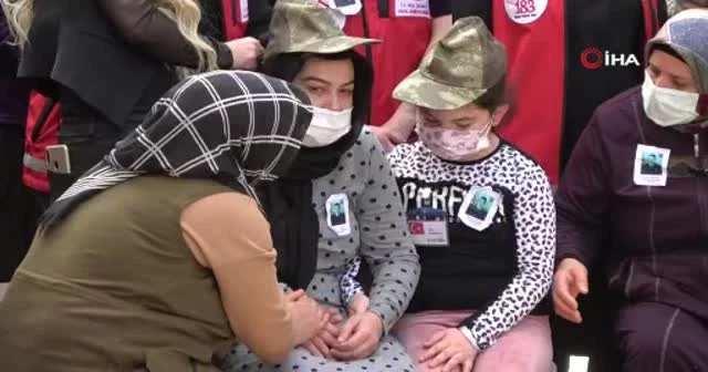 Şehidin kızı hem kendisine hem de annesine babasının şapkasını taktı