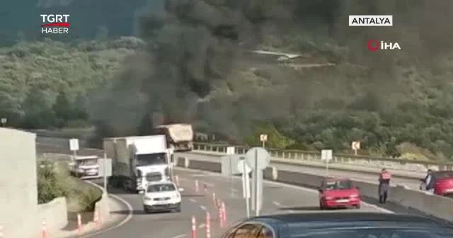 Seyir halindeki tır alev alev yandı
