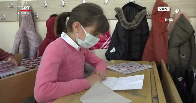 Sınıf başkanı olunca sözünü yerine getirdi