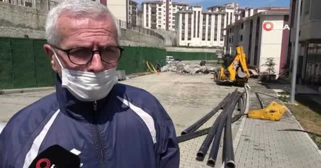 Sitenin yolu çöktü, mahalleli korku dolu anlar yaşadı