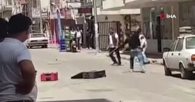 Sokak ortasında bavullu, kaldırım taşlı, sopalı kavga