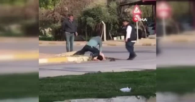 Sokak ortasında sırayla dayak cep telefonu kamerasında