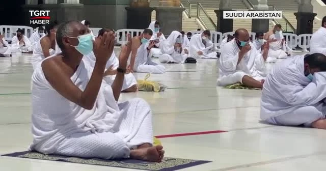 Sosyal mesafeli maskeli cuma namazı
