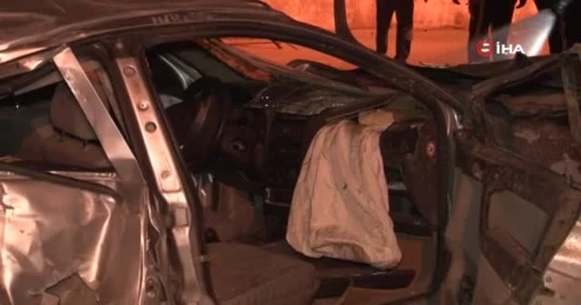 Süratli giden sürücü çarptığı duvarı parçaladı