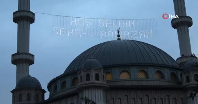Taksim Camii mahyalar ile süslendi