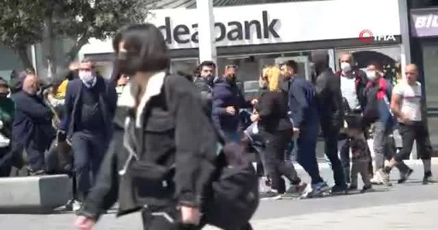 Taksim'de turistler ile satıcılar arasında tekmeli yumruklu kavga