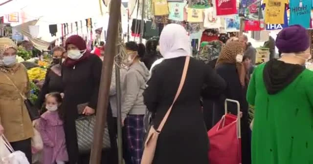 Tam kapanma öncesi semt pazarlarında sosyal mesafe unutuldu