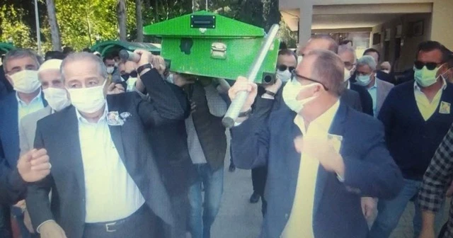 Taşıdığı tabutun direği elinde kalınca Fatih Terim şaşkınlık yaşadı