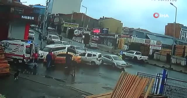 Ticari taksinin iki kıza çarptığı feci anlar kamerada