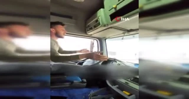 Tır şoförü direksiyonu bıraktı, ayağa kalkıp oyun oynadı