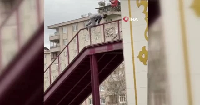 Tırmandığı üst geçitte yaptığı akrobasi hareketleriyle korkuttu