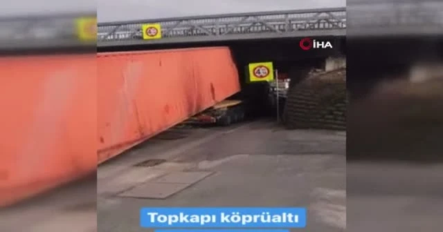Topkapı’da tır köprüye çarptı, üzerindeki konteyner yola düştü