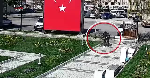 Tören alanındaki demir süsleri çaldı
