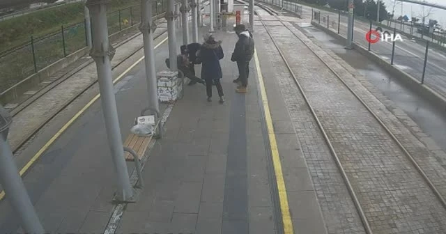 Tramvay durağında can pazarı