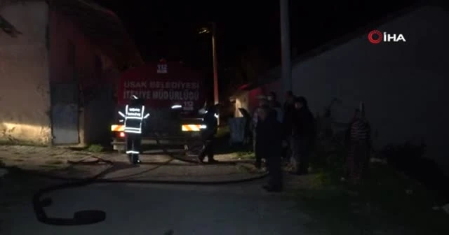Uşak’ta çıkan yangında 2 ev ve 1 ahır kül oldu