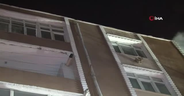 Yanan binadan bavul ve çantalarını alarak indiler