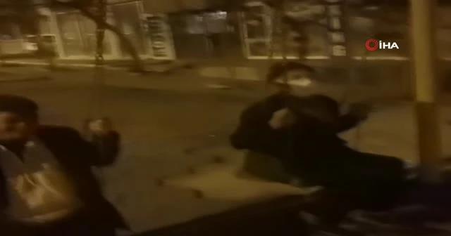 Yaşlı amcaların çocuk parkındaki salıncak keyfi gülümsetti