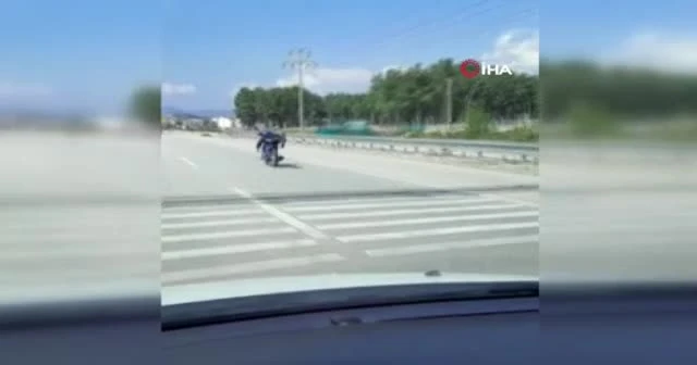 Yatarak tek elle motosiklet kullandı