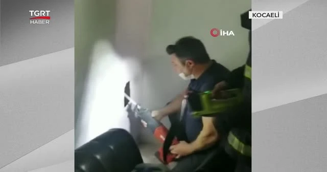 Yavru kediyi duvarı keserek kurtardılar